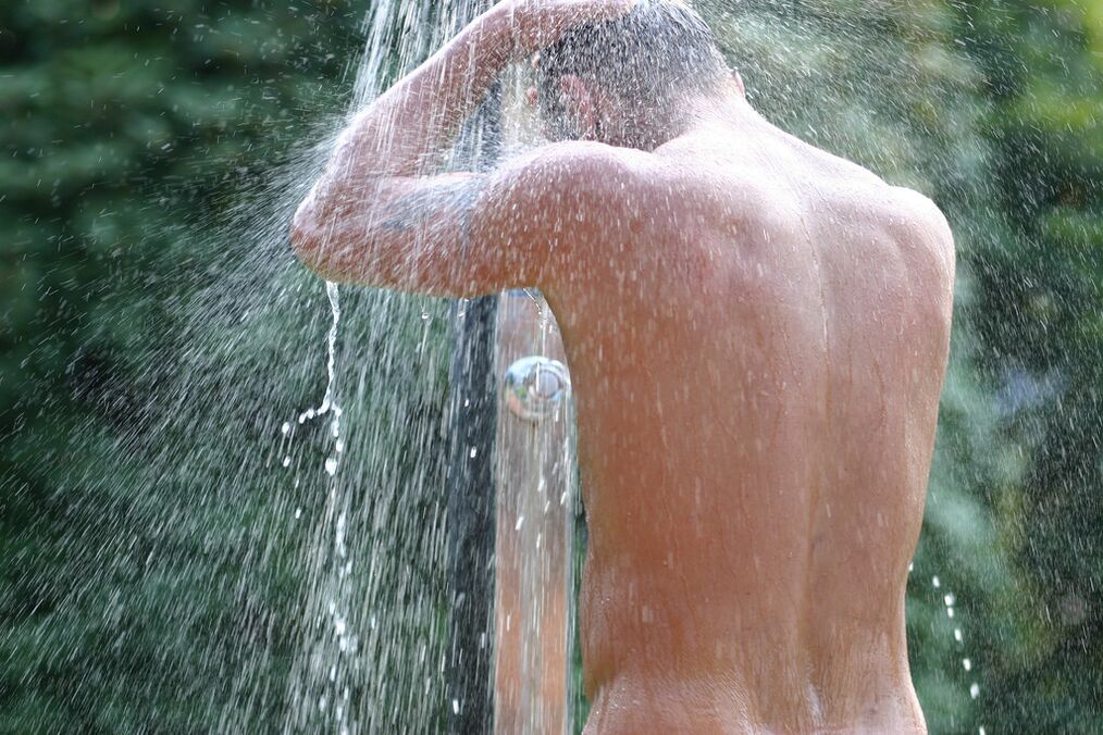 Avant de faire de l'exercice pour l'agrandissement du pénis, vous devez prendre une douche chauffante