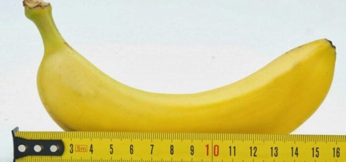 mesure du pénis en utilisant une banane comme exemple avant une opération d'agrandissement