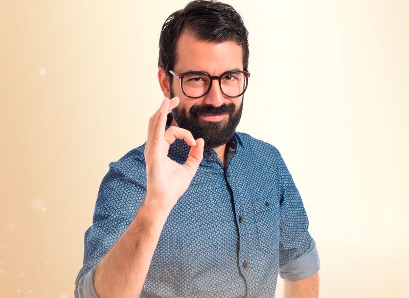 l'homme est satisfait de l'agrandissement du pénis avec du soda